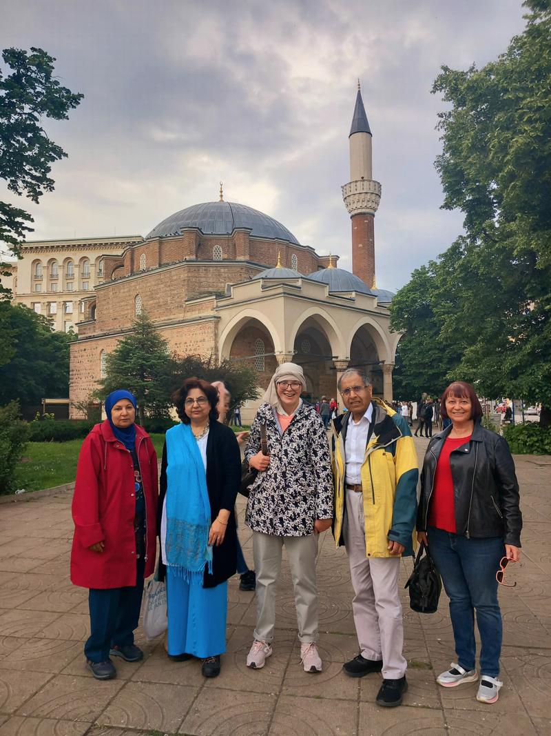 Photo of travellers in front of Sofia Mosque